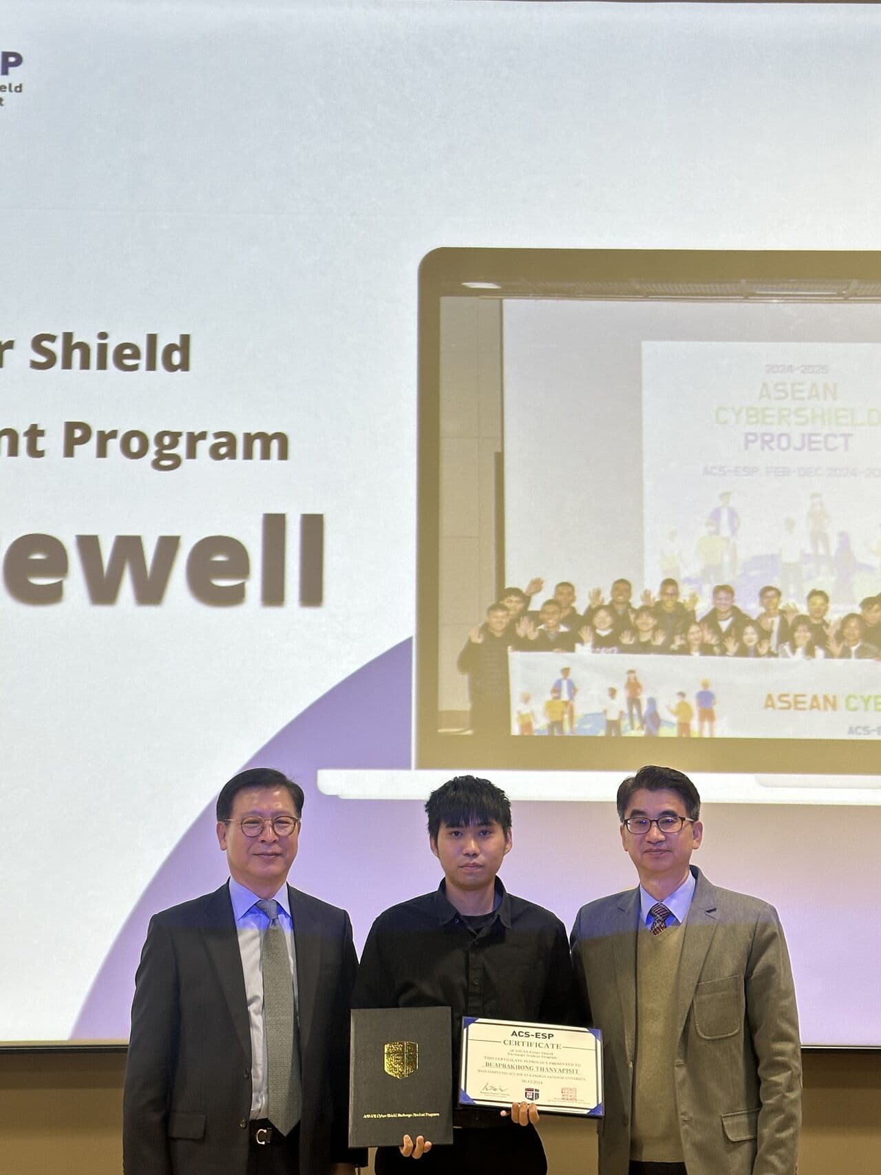 Thanyapisit receiving a certificate at the ASEAN Cyber Shield Project award ceremony